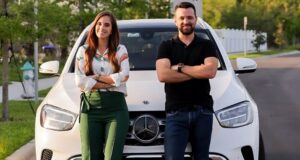 Foto casal de braços cruzados na frente de uma Mercedes