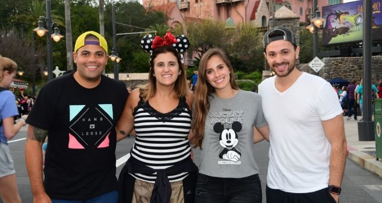 Amigos em frente a torre do terror do Hollywood Studios
