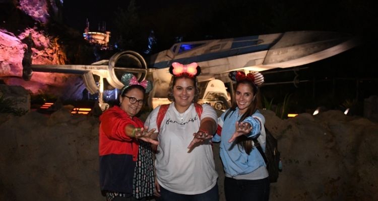 Familia em frente da nave da area do Star Wars no Hollywood Studios