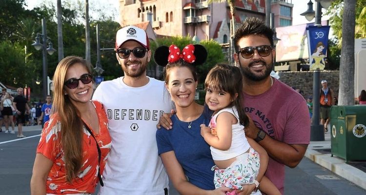 Amigos na frente da torre do terror do Hollywood Studios