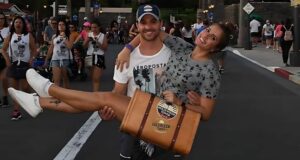 Mulher no colo do marido no Hollywood Studios