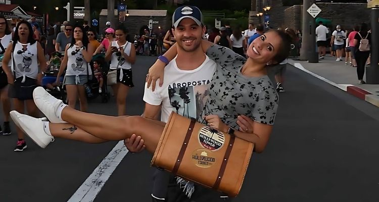 Mulher no colo do marido no Hollywood Studios