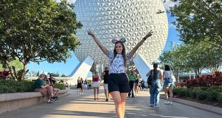 Em frente a bola do epcot