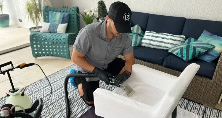 Homem limpando estofados