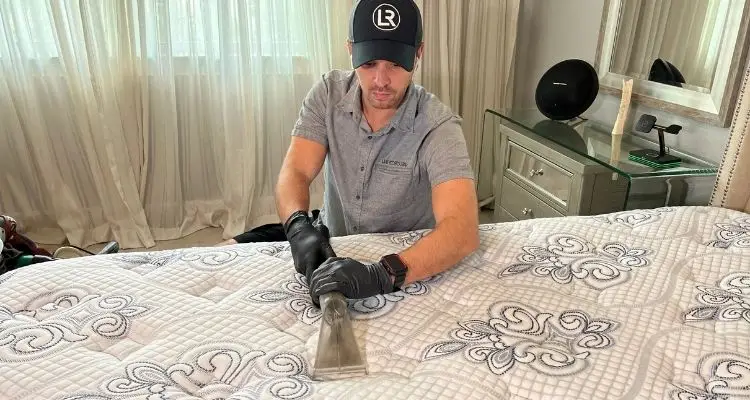 Homem limpando estofados