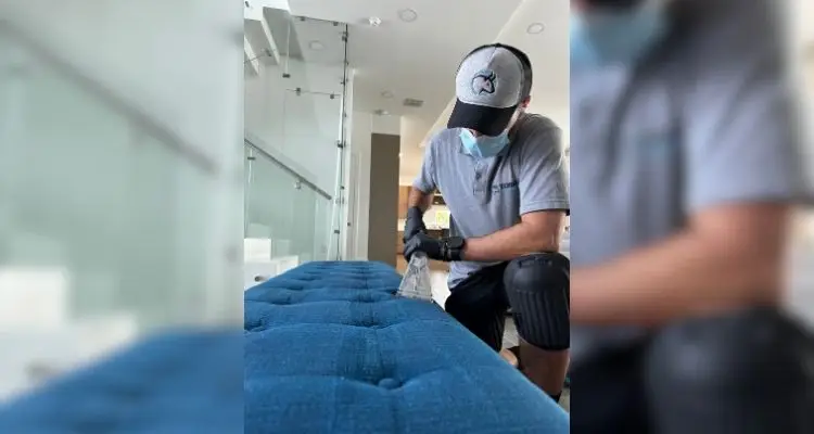 Homem limpando estofados