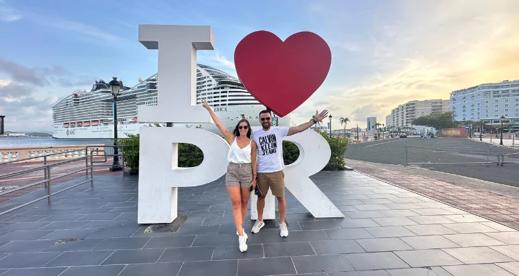 Casal na frente do letreiro I love PR