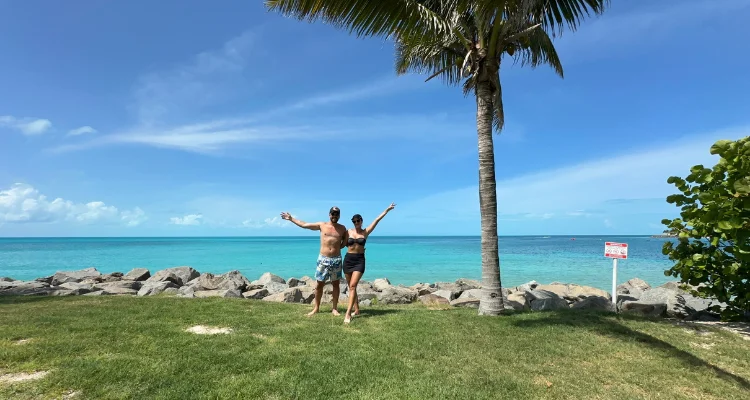 Casal na frente do mar