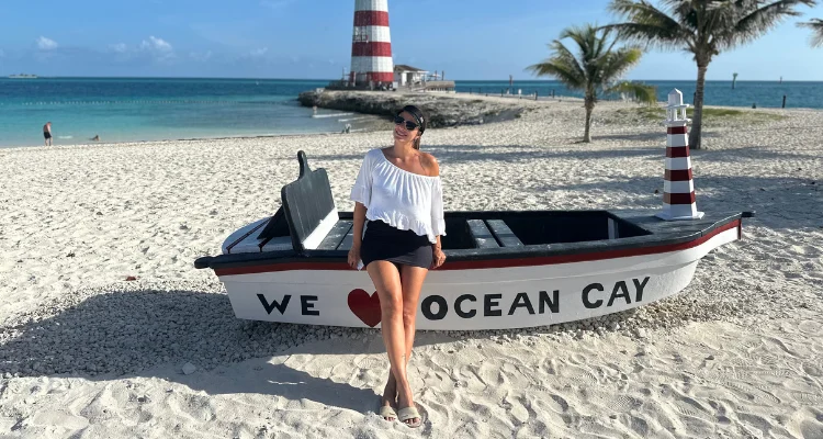 Mulher sentada no barquinho