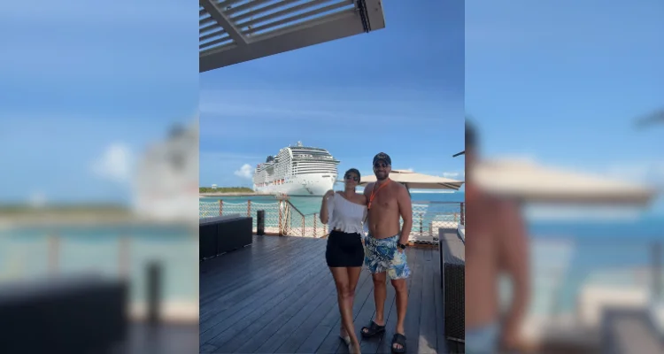 Casal na frente do navio