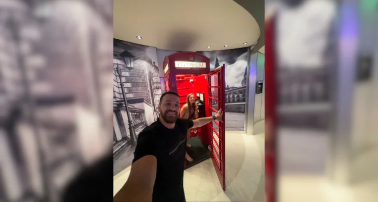 Casal cabine telefonica