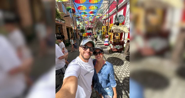 Casal rua dos guarda chuvas