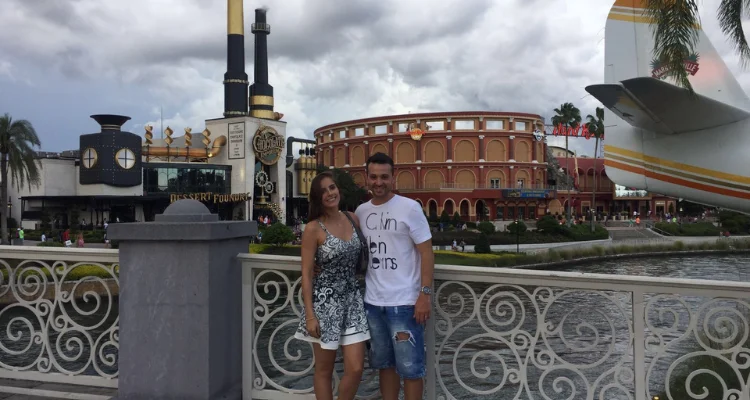 Casal no City walk da Universal em frente ao hard rock