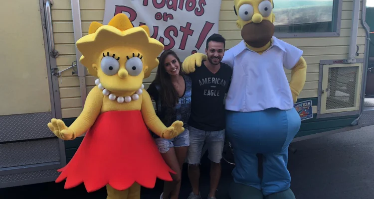 Casal posando para foto com os simpsons na universal studios