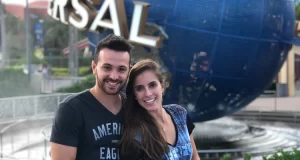 Casal sorridente na entrada do parque da Universal Studios