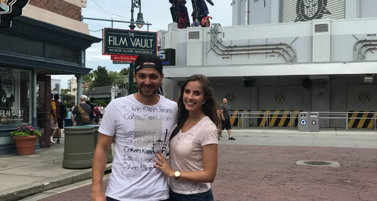 Casal na Universal Studios em frente a atração do Transformers
