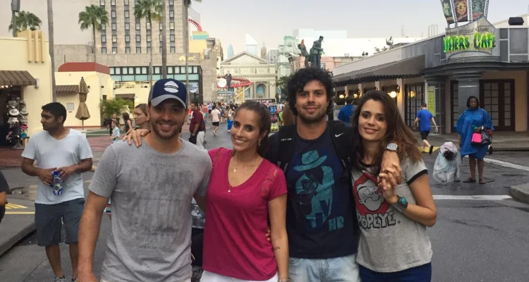 Dois casais de amigos se divertindo na Universal Studios