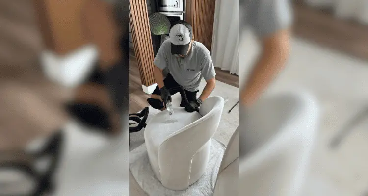 homem limpando cadeira