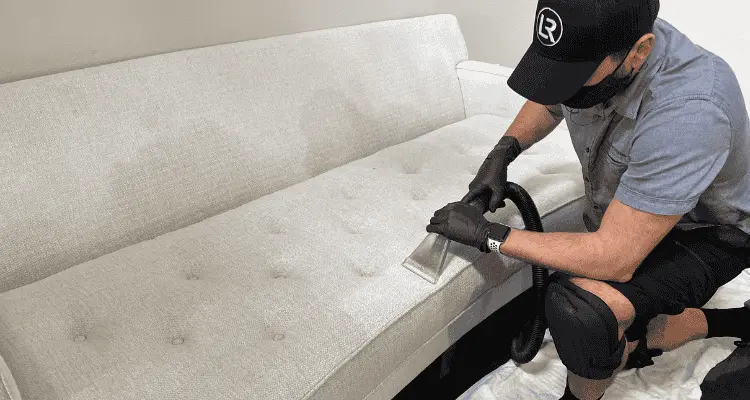 Empresário brasileiro limpando estofados nos EUA, exemplo de empreendedorismo no exterior