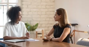 Mulher em entrevista de emprego nos EUA, representando imigrantes brasileiros em busca de trabalho