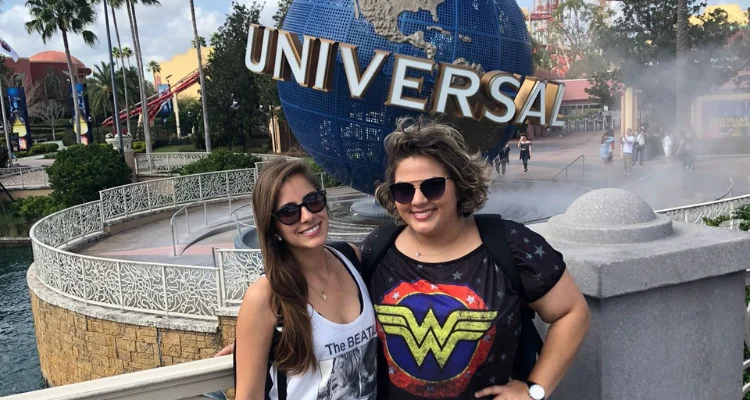 Irmas na frente da entrada da Universal Studios, se preparando para a diversao