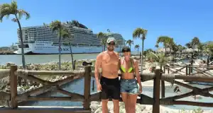 Casal na frente do navio da MSC na parada em Puerto Plata