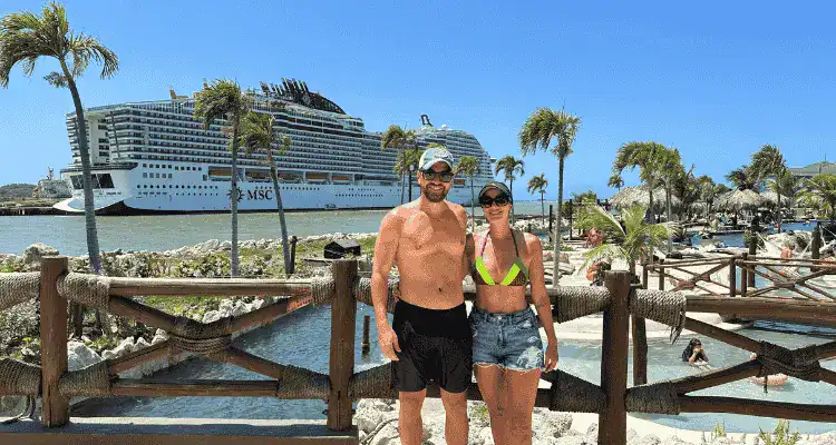 Casal na frente do navio da MSC na parada em Puerto Plata