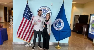 Casal na cerimônia de naturalização dos EUA