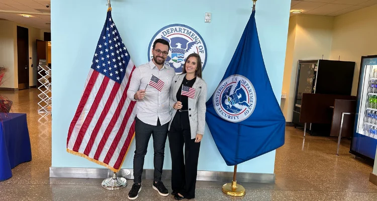 Casal na cerimônia de naturalização dos EUA