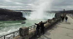 Casal na frente das cataratas do Niagara no Canada