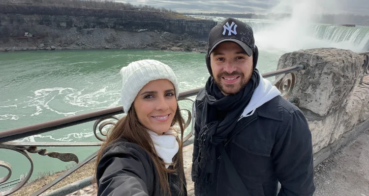 Casal na frente das cataratas do Niagara no Canada