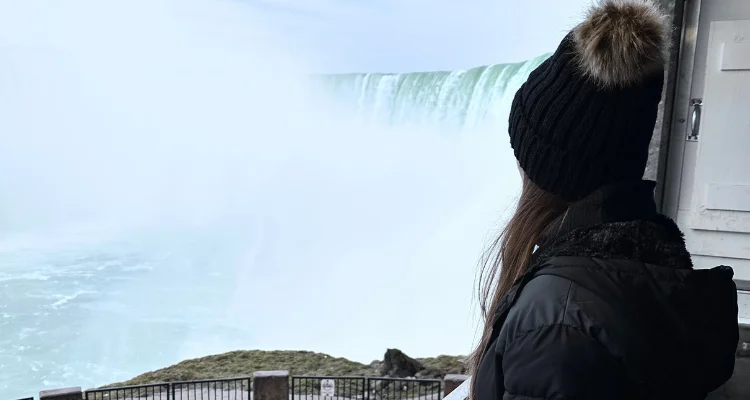 Mulher olhando para as cataratas do Niagara no Canada