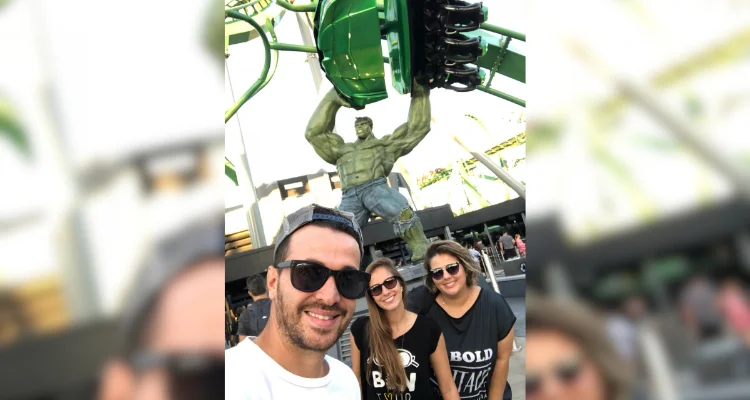 Familia na frente da montanha russo do Hulk no Island of Adventure