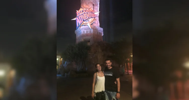 Casal na frente do parque Island of Adventure