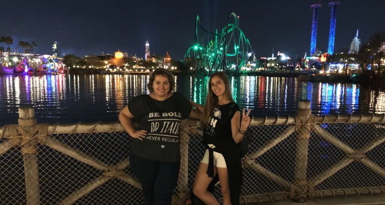 Irmas na frente das montanhas russas do Island of Adventure