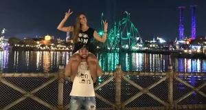 Casal na frente das montanhas russas do Island of Adventure