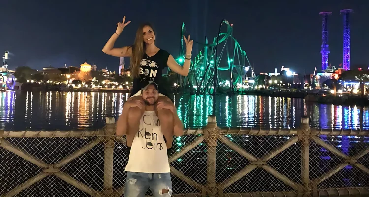 Casal na frente das montanhas russas do Island of Adventure