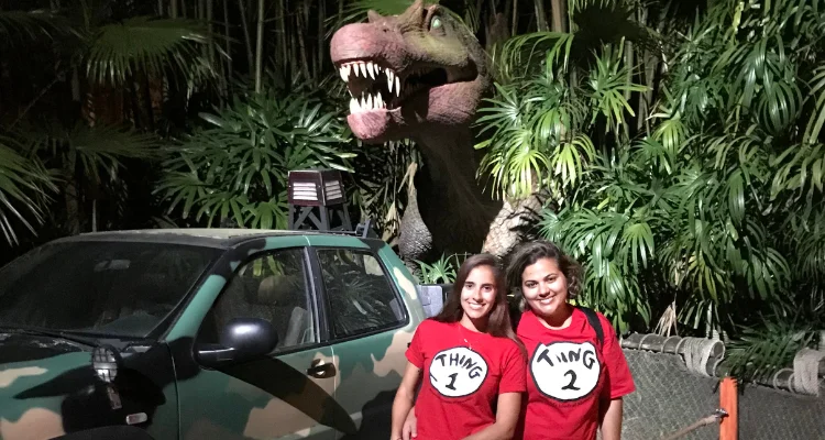 Irmas na frente de um dinossauro no Island of Adventure