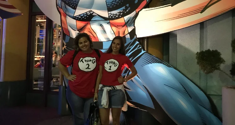 Irmas na frente de um super heroi no Island of Adventure