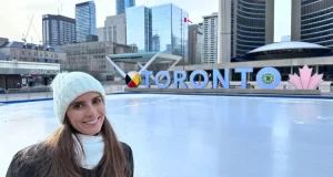 Foto tirada na frente do letreiro de Toronto