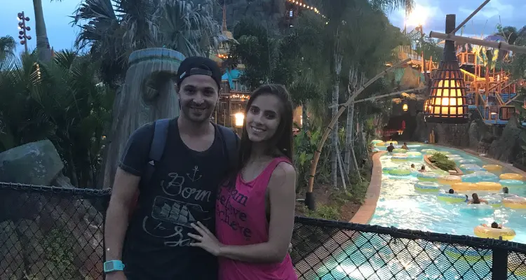 Casal no Volcano Bay, tirando foto em frente do vulcao