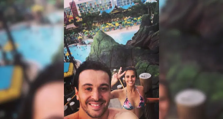 Casal no Volcano Bay, tirando foto em cima do vulcao