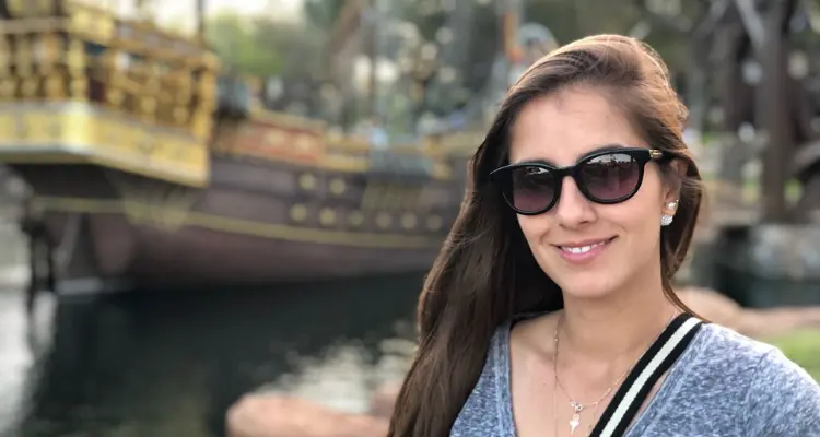 Mulher em Orlando, com oculos de sol