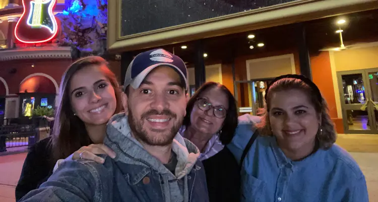 Familia no city walk em orlando em frente ao hard rock