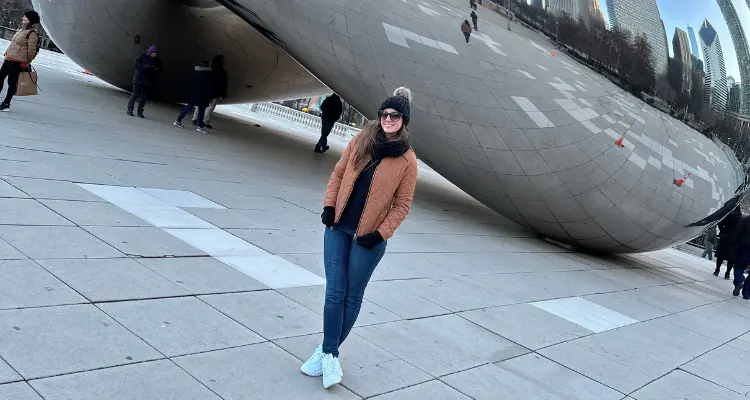 Mulher na frente do The bean em chicago
