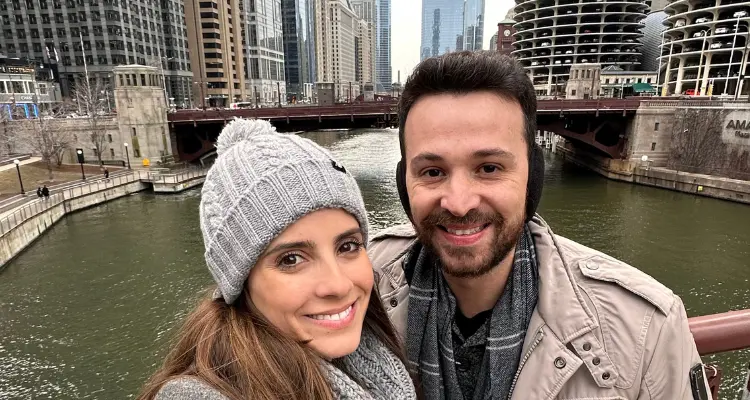 Casal tirando foto no chicago river