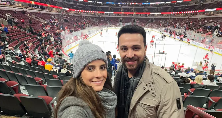 Casal no jogo de hockey em chicago