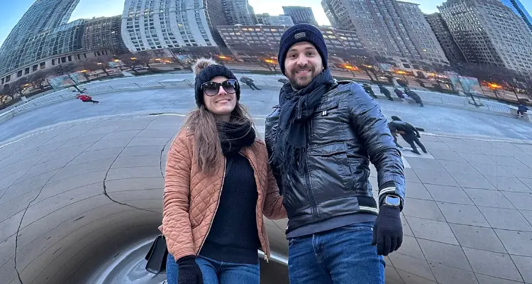 Casal na frente do The bean em chicago