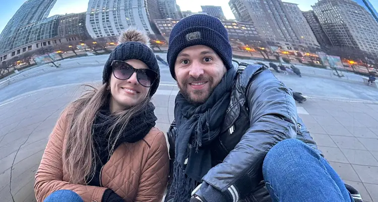 Casal na frente do The bean em chicago