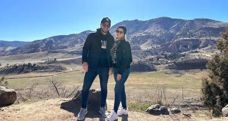 Casal nas montanhas de Black Rock em Denver